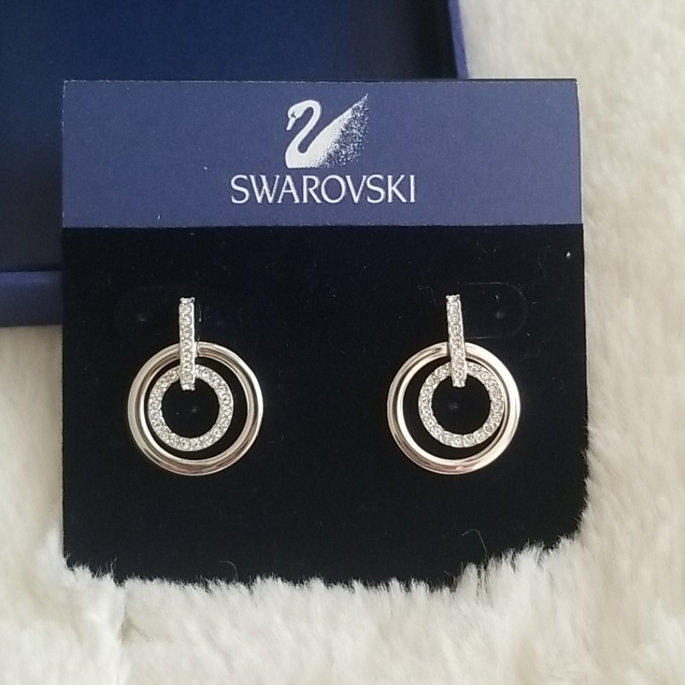 BEAUTIFUL  Silver  Earrings.New in Box Earrings.